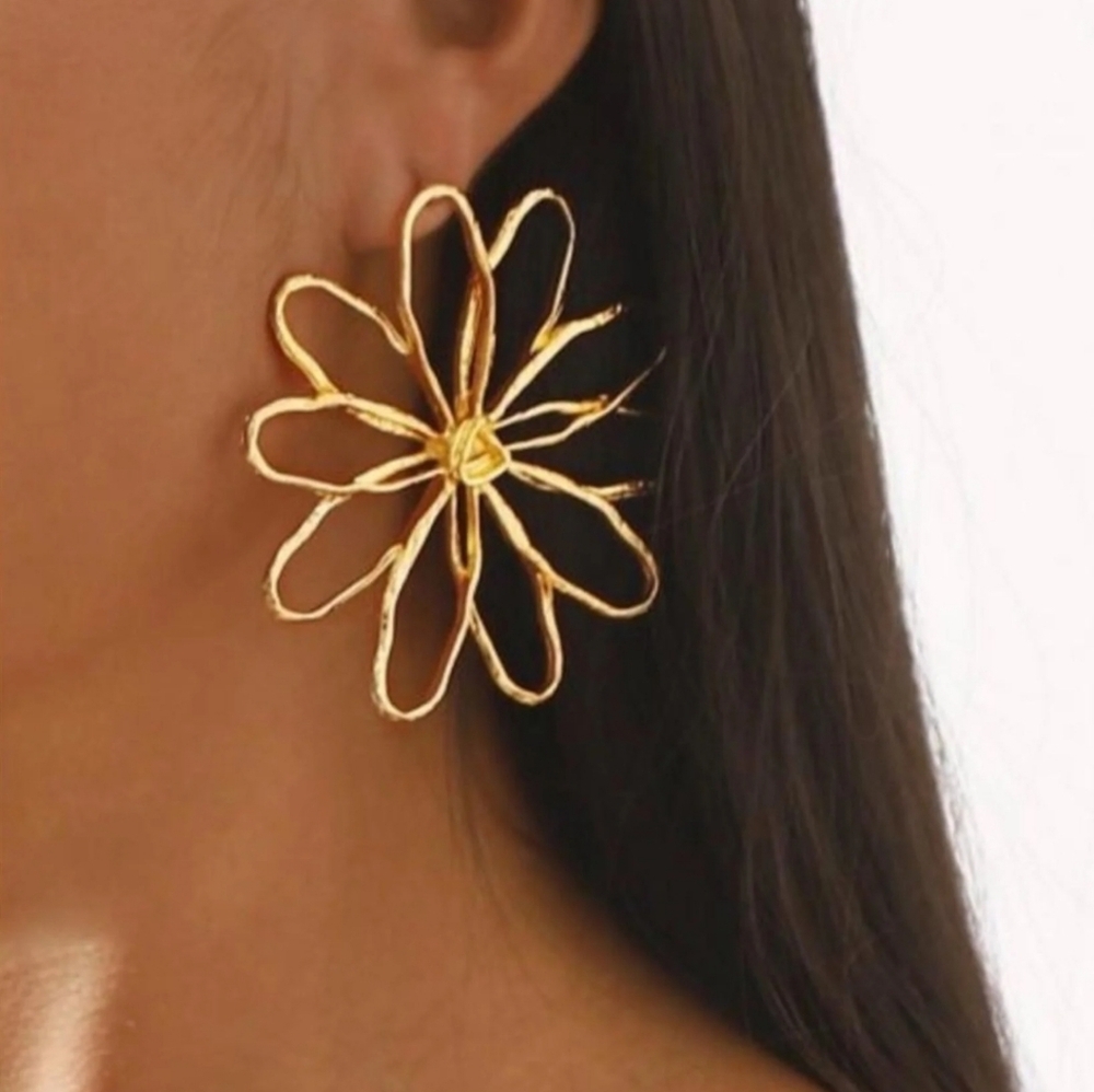 Gold tone flower statement earring